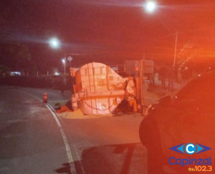 Caminhão com 18 toneladas de ração tomba na entrada de Itá
