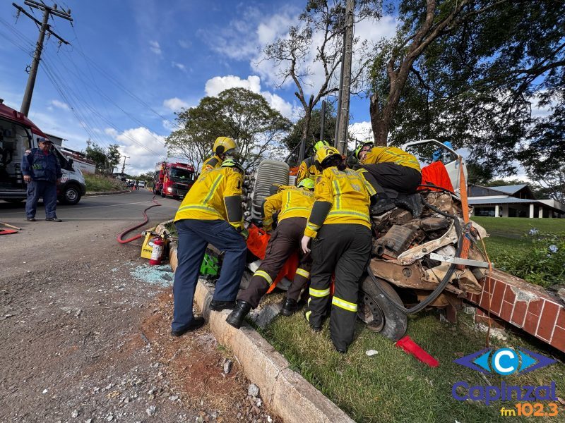 Motorista fica preso às ferragens após colisão com poste no interior de Chapecó