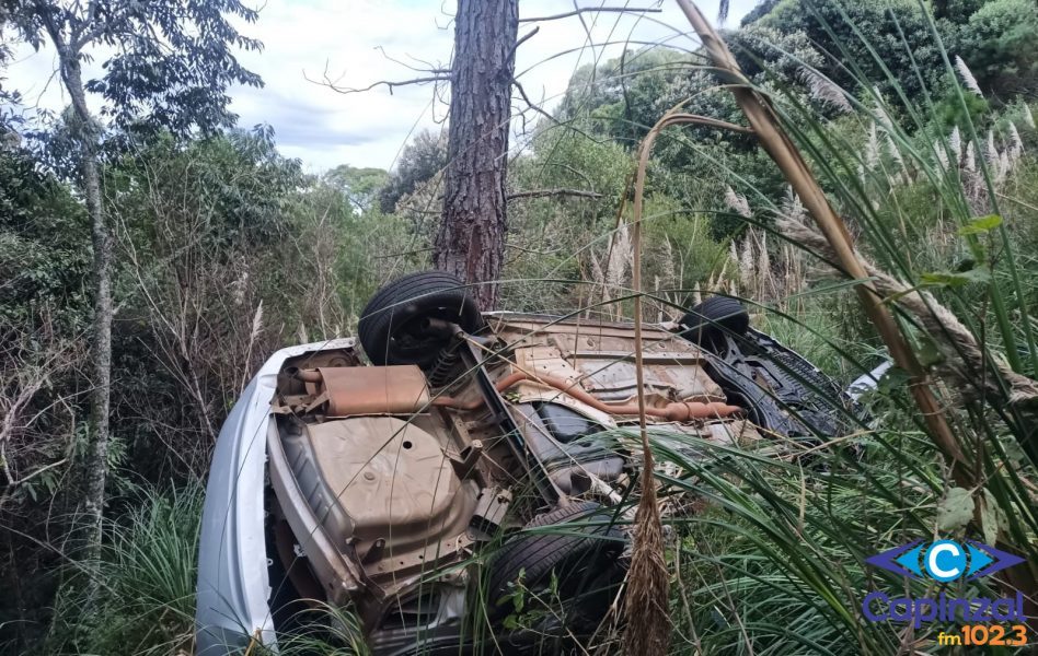 Homem fica ferido após capotar veículo em ribanceira na SC-150, em Água Doce