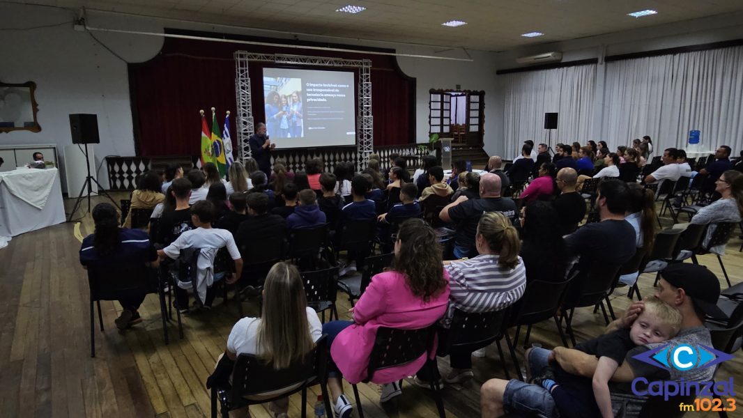 Capinzal discute uso consciente de celulares e dispositivos eletrônicos nas escolas durante conferência municipal