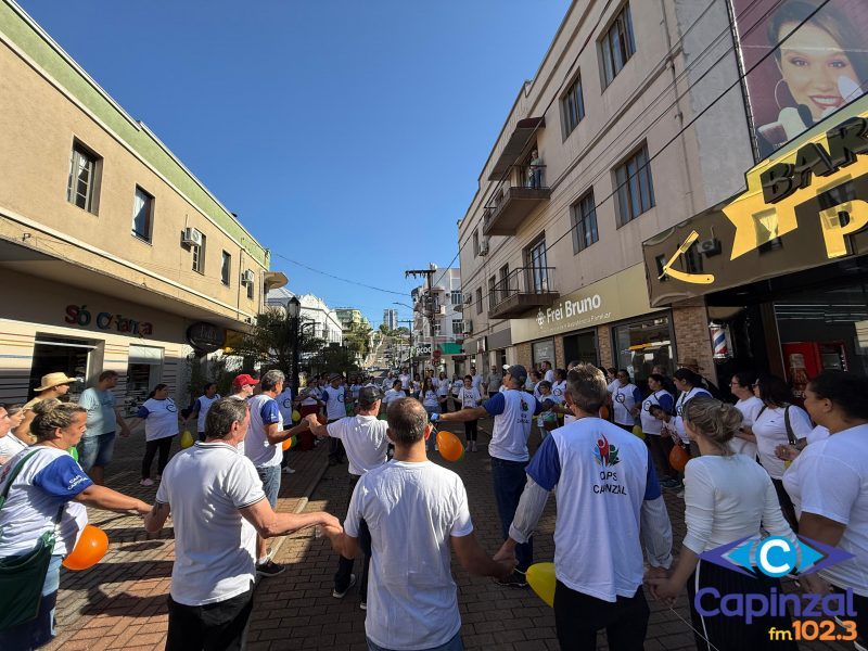 "De Mãos Dadas pela Liberdade" reúne mais de 70 pessoas no centro de Capinzal em apoio à Luta Antimanicomial