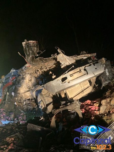 Colisão frontal entre caminhões deixa dois mortos na BR-116