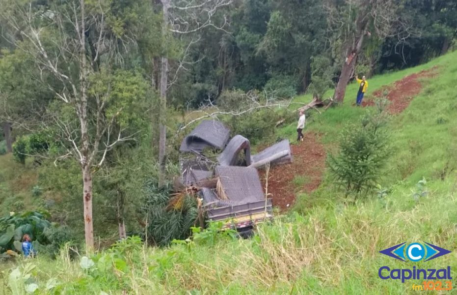 Caminhão sai da pista e despenca em ribanceira em Seara