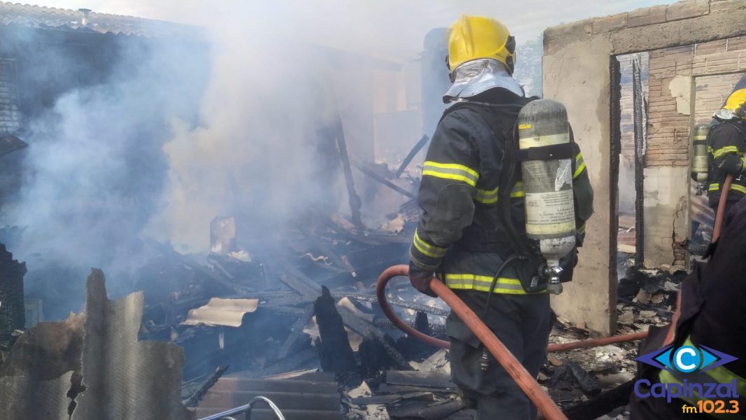 Incêndio destrói casa e deixa idosa ferida em Xaxim
