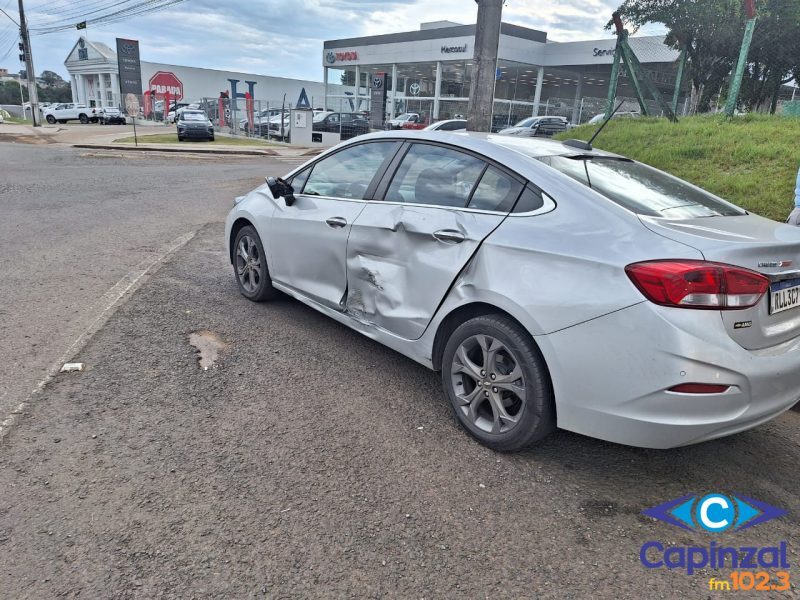 Jovens são socorridos feridos após colisão entre carro e moto na SC-355 em Videira