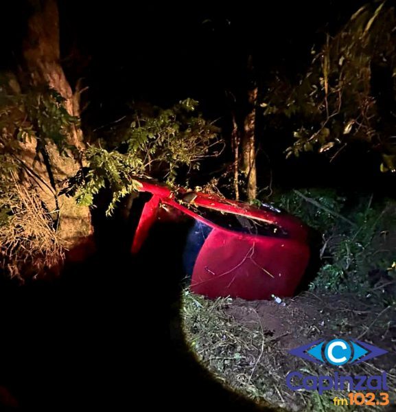 Veículo com três idosos sai da pista e fica preso entre árvores em Machadinho
