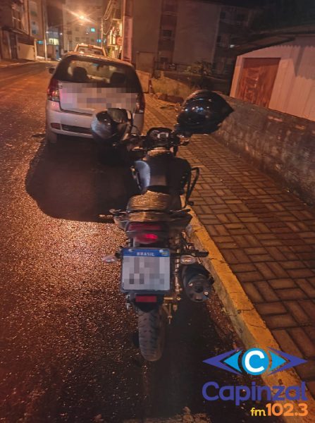 Mulher é socorrida pelos Bombeiros após queda de moto em Piratuba