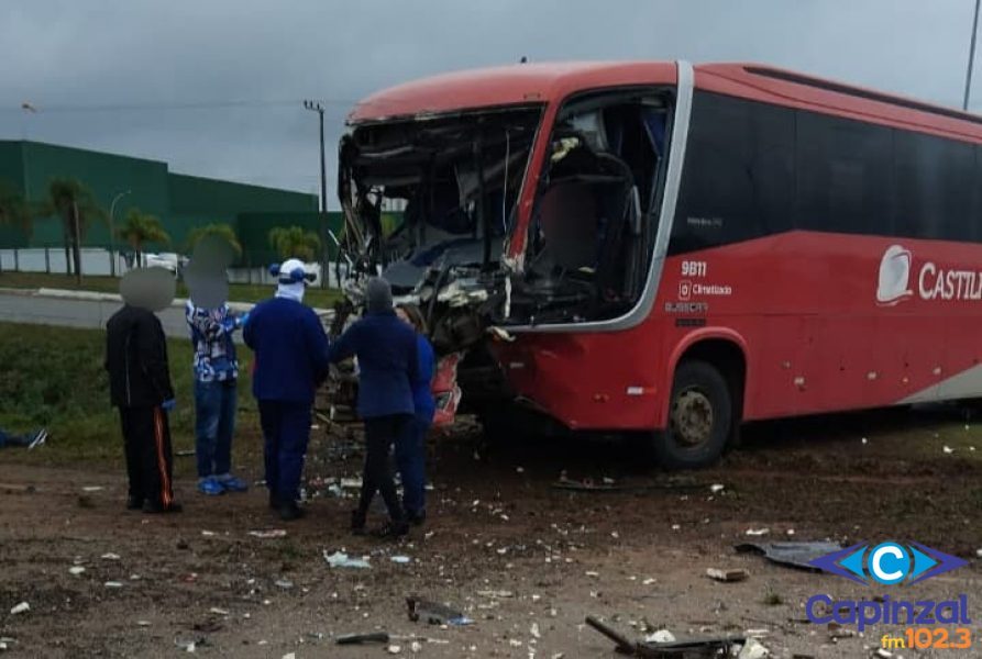 Colisão entre ônibus e carreta deixa feridos na BR-282 em Campos Novos