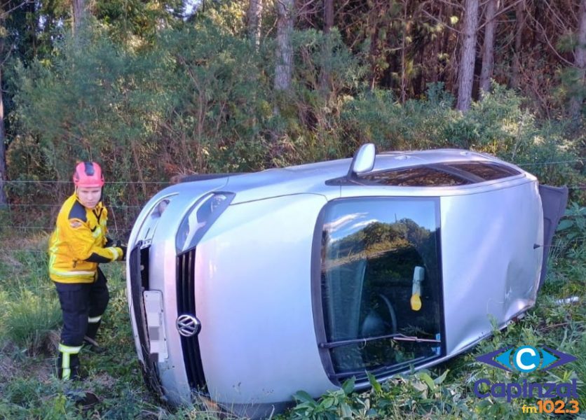 Condutora sai da pista e capota veículo na SC-355
