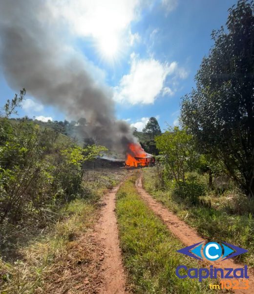 Mulher incendeia casa e tenta tirar a própria vida em Abdon Batista