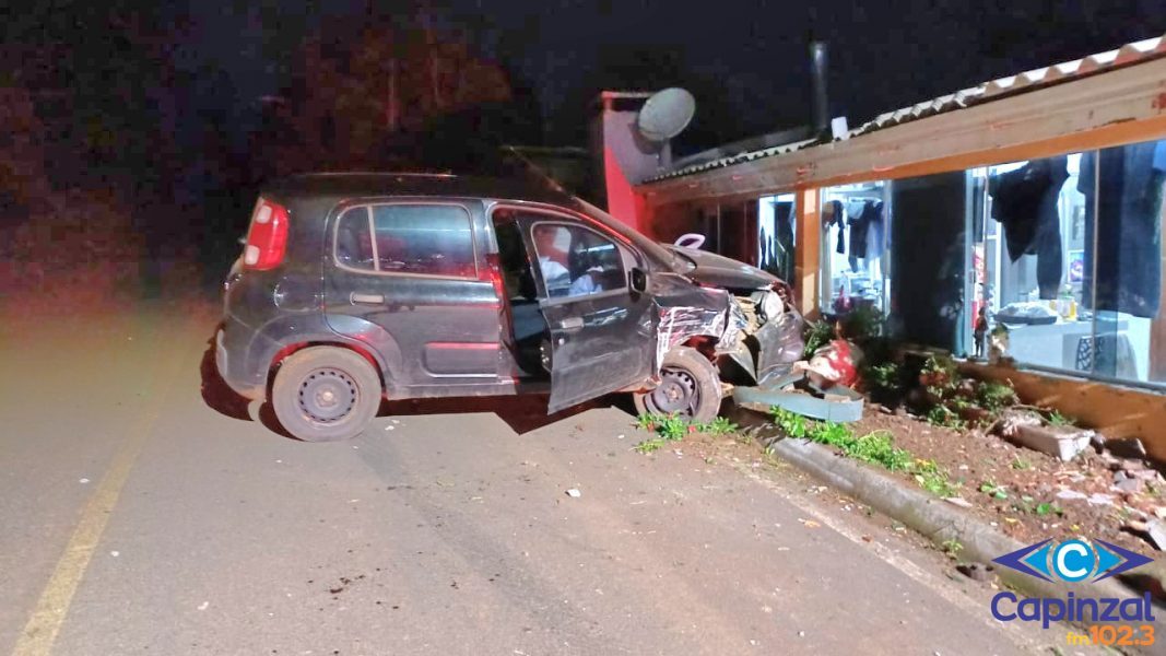 Homem é socorrido pelos Bombeiros após carro sair da pista em Capinzal