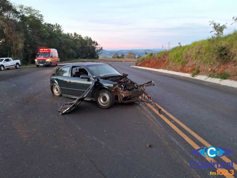 Colisão contra barranco deixa dois jovens mortos na SC-283