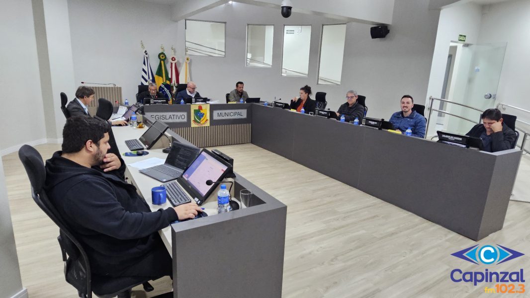 Vereadores de Capinzal aprovam fim do voto secreto, requerimentos ao CISAM e HNSD e moção de aplauso na 20ª Sessão de 2025