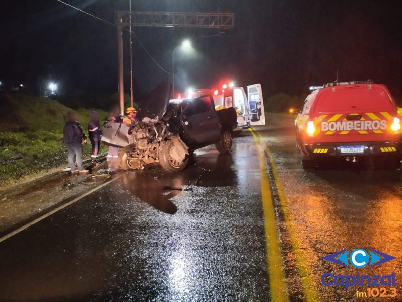 Jovem morre após colisão entre caminhão e caminhonete na BR-470