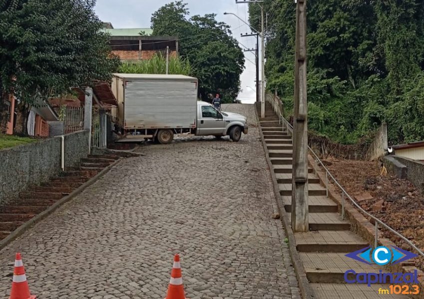 Caminhão não consegue subir morro de acesso ao SIMAE e colide em muro de residência em Capinzal