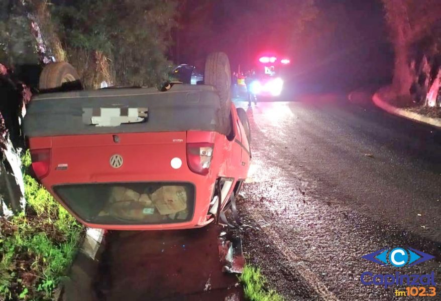 Carro com placas de Capinzal capota na SC-390, em Peritiba