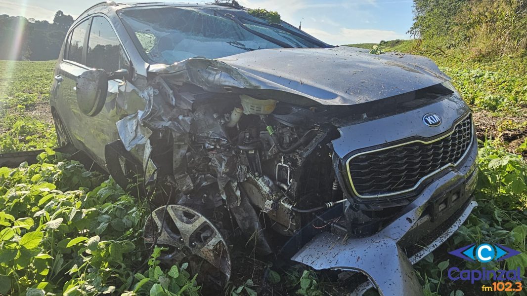 Veículo sai da pista, colide contra poste e capota no interior de Piratuba