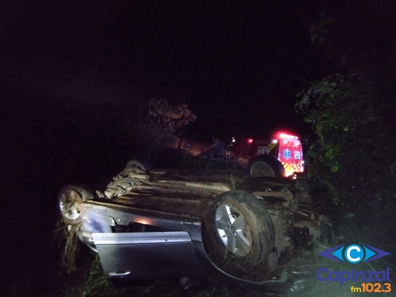 Veículo sai da pista e capota na BR 282