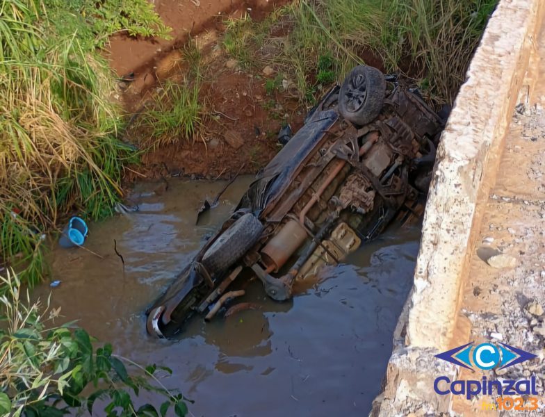 Motorista morre após caminhonete cair em rio na BR-282, em Vargem