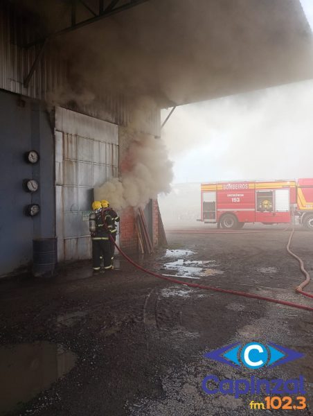 Bombeiros combatem incêndio em indústria de Santa Cecília
