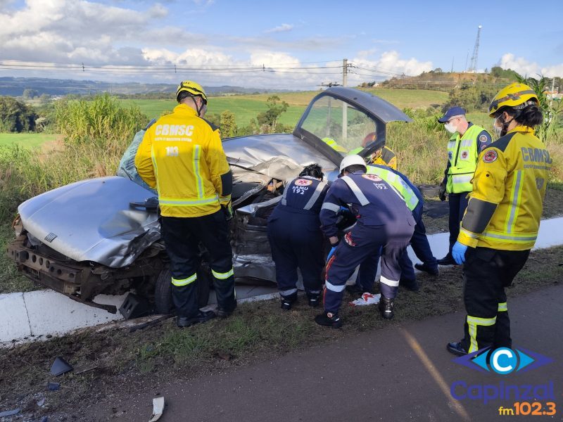 Colisão entre carro e caminhão deixa um morto e dois feridos na BR-282 em Xanxerê