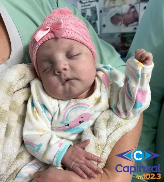 Bebê que nasceu com pouco mais de 800 gramas recebe alta após 130 dias internada em Xanxerê