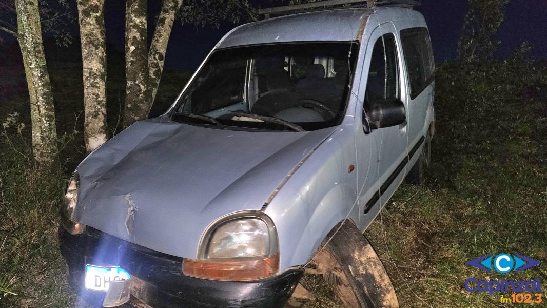 VÍDEO: Veículo desgovernado atravessa rua, derruba cerca e colide com árvore em Capinzal