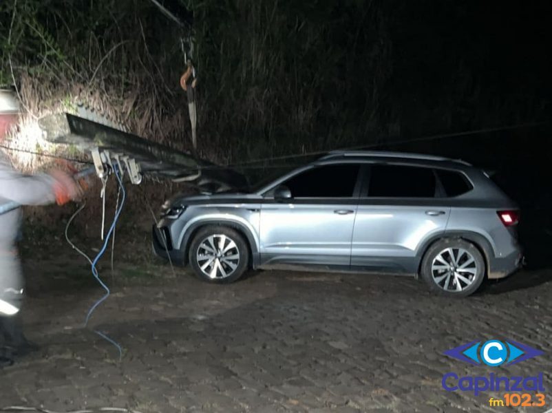 Veículo colide contra poste de energia elétrica em Capinzal