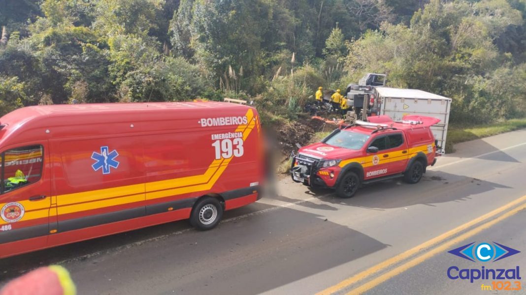 Homem morre após colisão entre carro e carreta na BR-470 em Curitibanos