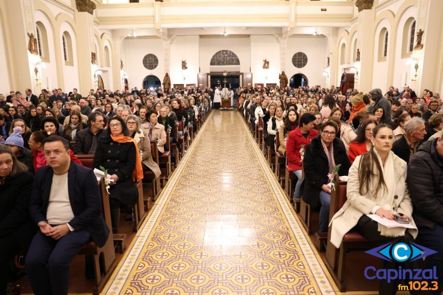 Entronização das relíquias de Santa Teresinha do Menino Jesus comove fiéis e conta com a presença do governador Jorginho Mello em Joaçaba