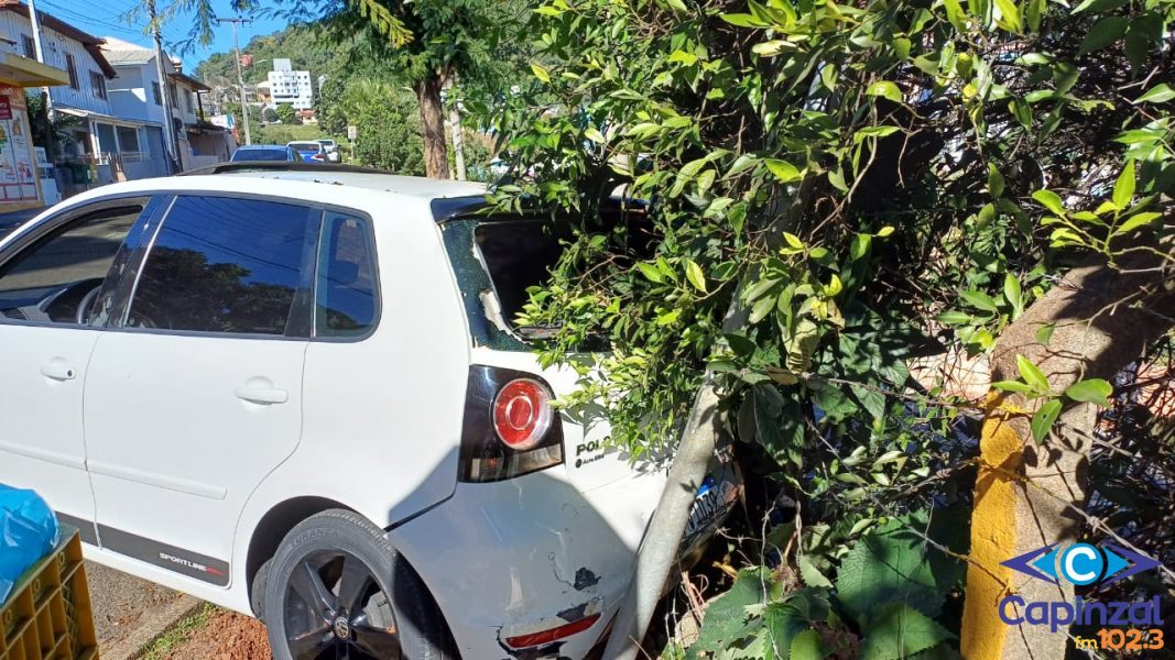 Veículo desgovernado desce ladeira no centro de Capinzal
