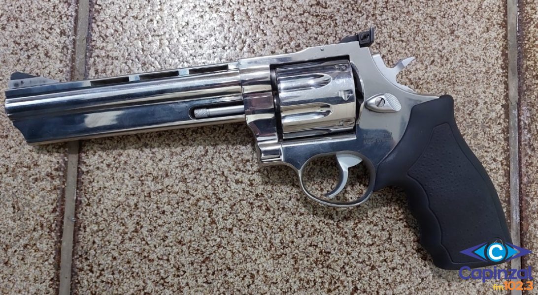 Homem é preso e armas são apreendidas em operação policial em Ouro