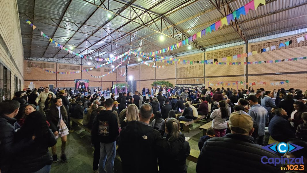 Em noite simbólica, EEB Silvio Santos realizou festa junina no dia em que completou 56 anos de fundação