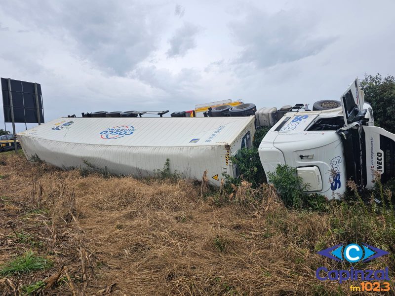 Motorista é socorrido após carreta tombar na BR-470