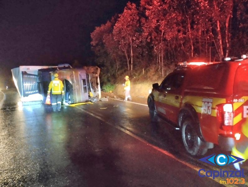 Carreta contêiner tomba na BR-470 em Curitibanos
