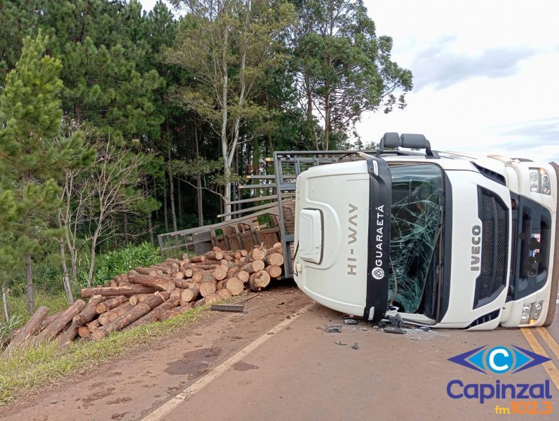 Motorista salta da cabine antes de caminhão bitrem tombar na SC-160