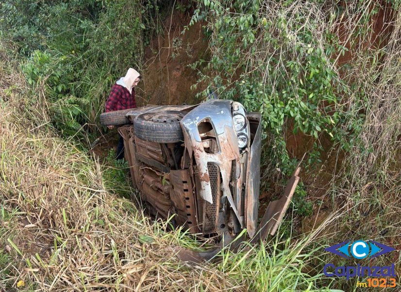 Saída da pista seguida de tombamento deixa quatro pessoas feridas entre Machadinho e Maximiliano de Almeida