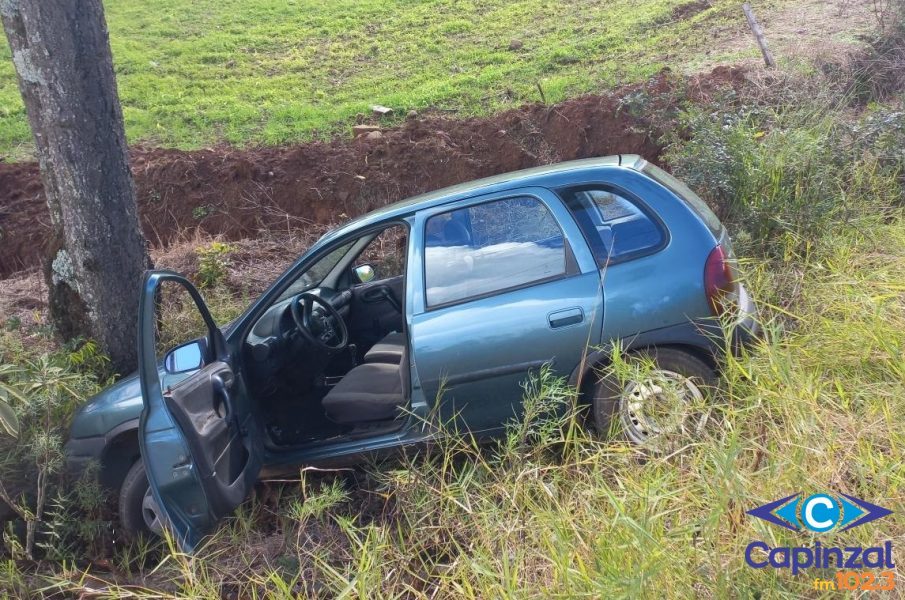 Condutor foge da PM, bate em árvore e escapa a pé com criança no colo em Celso Ramos