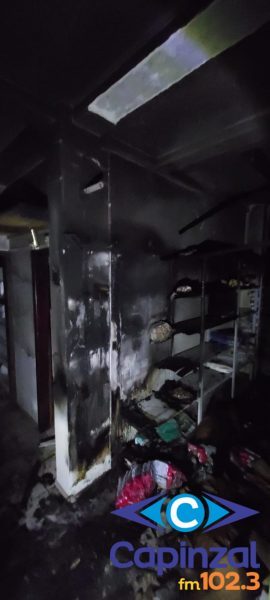 Incêndio destrói sala comercial em edifício de Videira