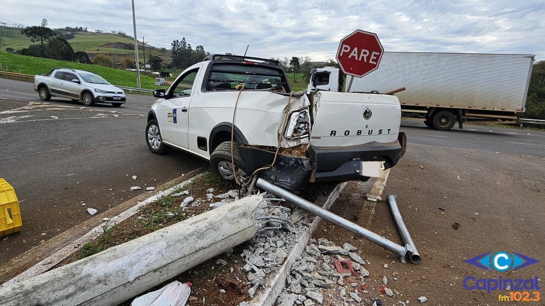 Colisão com picape da Infraestrutura de Capinzal derruba poste no acesso a Alto São Roque