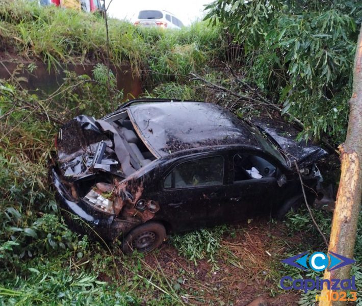 Morador de Zortéa é socorrido ferido após saída da pista seguida de capotamento na SC-390