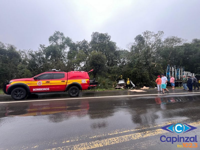 Colisão frontal entre carro e caminhão deixa três mortos na BR-470
