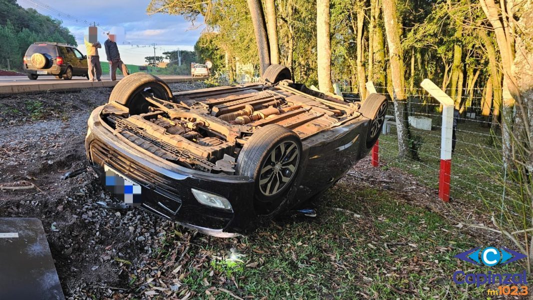 Veículo sai da pista e capota na SC-150 em Capinzal