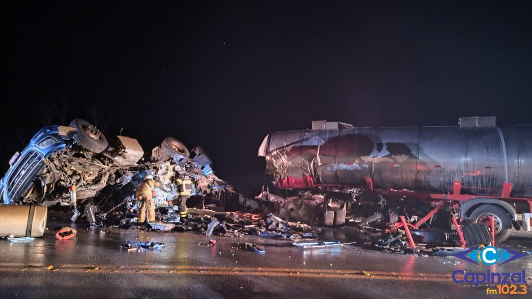 Grave colisão entre carretas deixa dois mortos na BR-153, em Irani