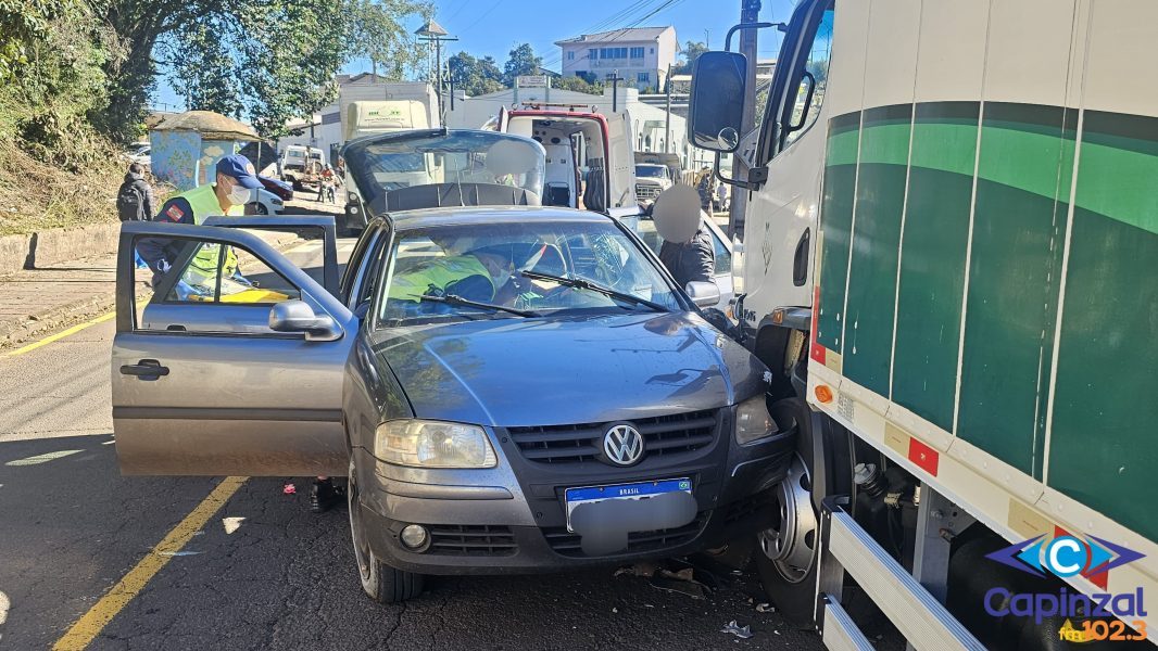 Carro colide em caminhão estacionado na Vila Sete de Julho, em Capinzal