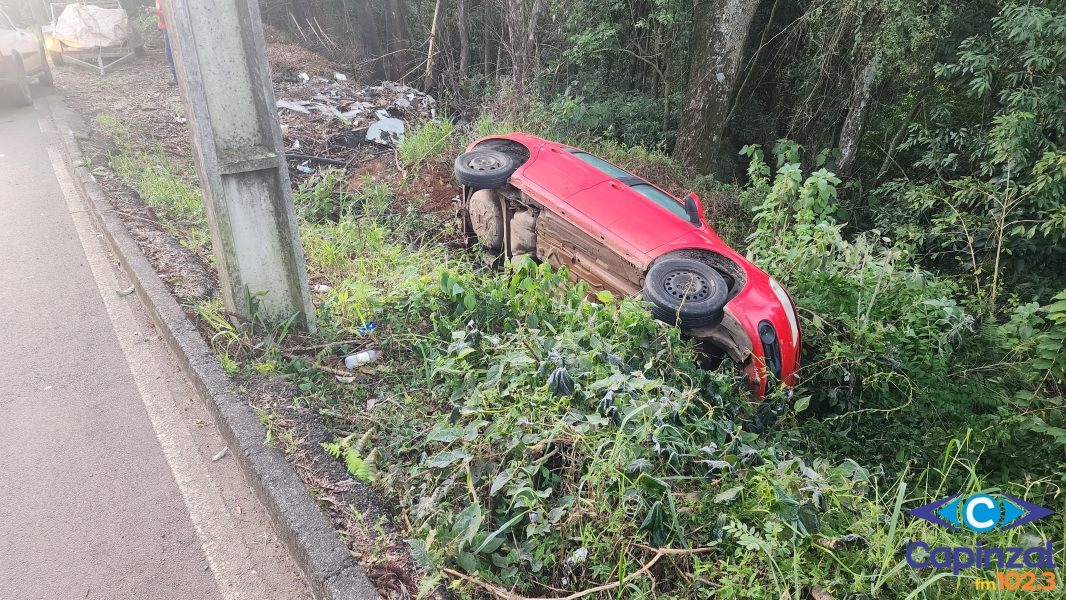 Veículo sai da pista na Estrada Velha em Capinzal