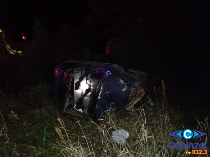 Capotamento deixa jovem ferido e com cabeça presa em janela na BR-282 em Vargem Bonita
