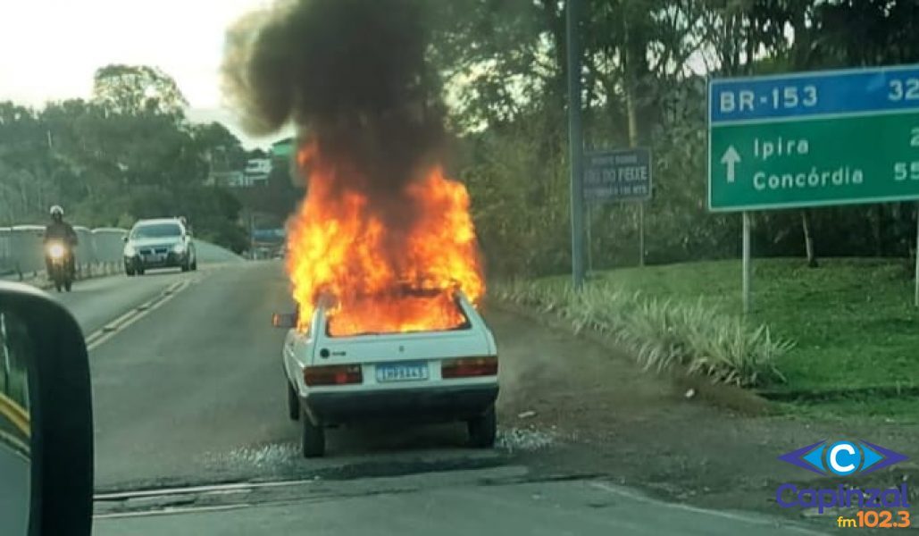 Mulher é presa após incendiar carro com licenciamento vencido durante abordagem em Piratuba
