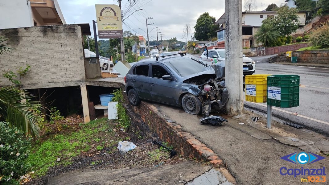 Veículo sai da pista e colide com poste em Capinzal