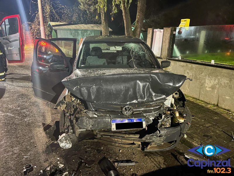 Colisão frontal contra veículo estacionado no centro de Irani deixa homem ferido